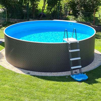 Moderner Aufstellpool im Garten